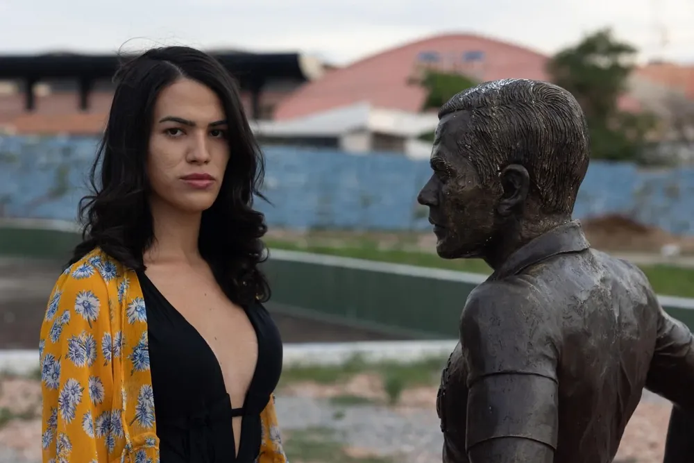 La estudiante y activista Manuella Tyler Medrado junto a la estatua