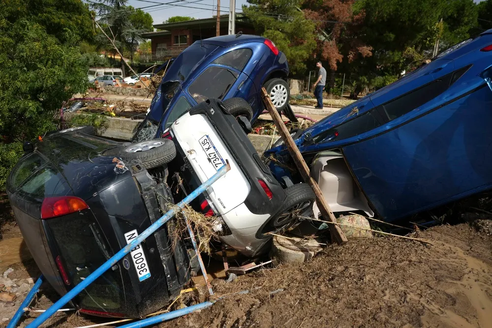 Autos destrozados por el paso de la DANA