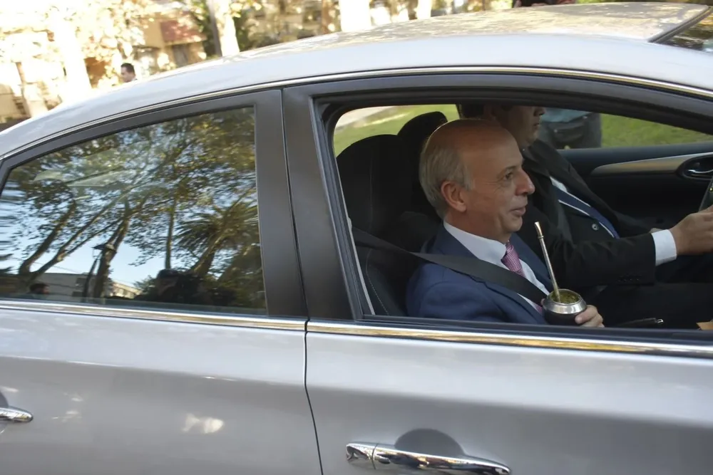 El ministro de Defensa se comunicó con Carlos Camy para acelerar la citación