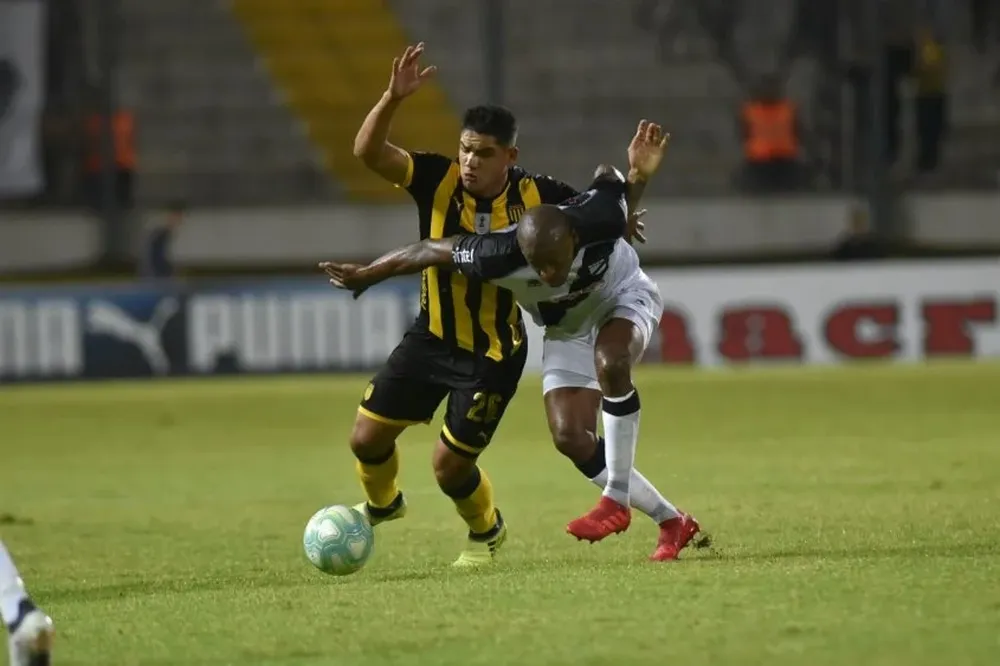 Peñarol-Danubio: Gabriel Fernández y Ribaír Rodríguez