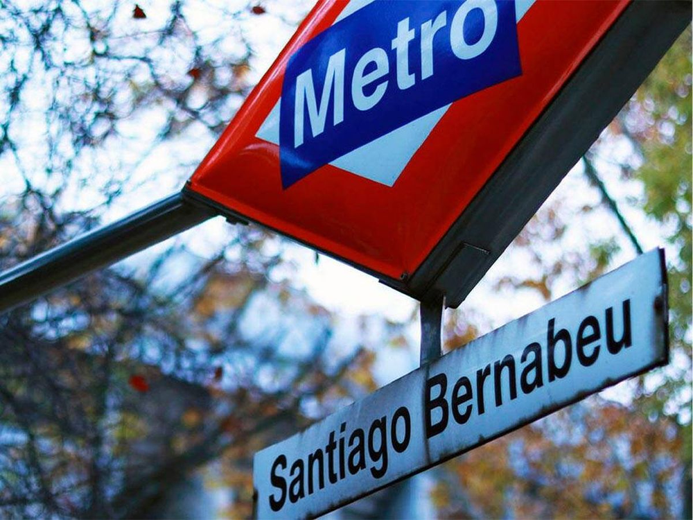 Estación del Metro frente al Santiago Bernabéu