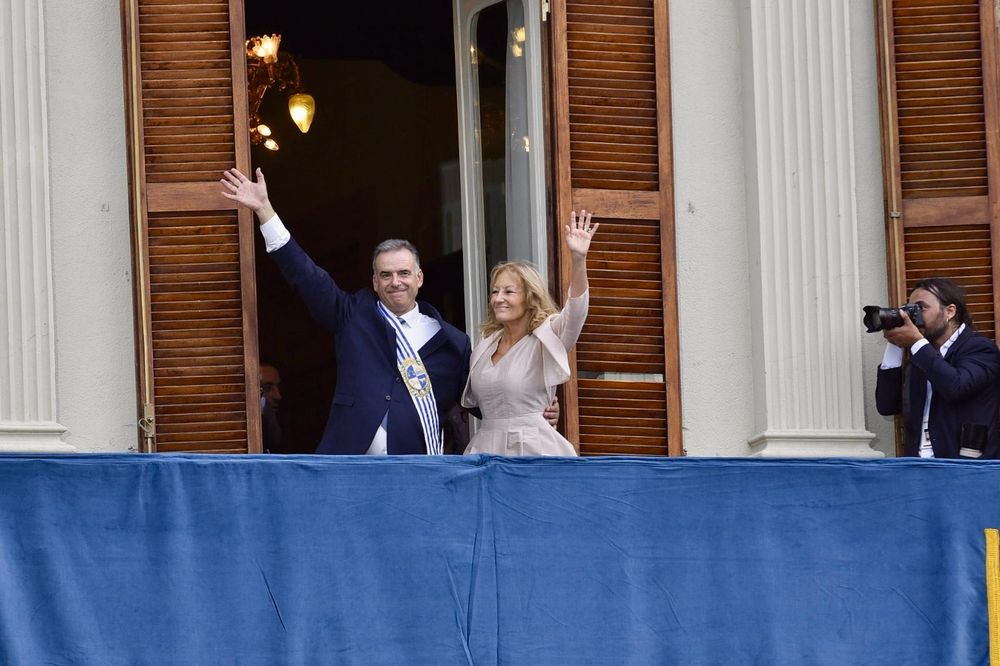 Yamandú Orsi y Carolina Cosse en el balcón del Palacio Estévez