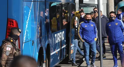 Funcionarios de Boca a punto de abordar el bus