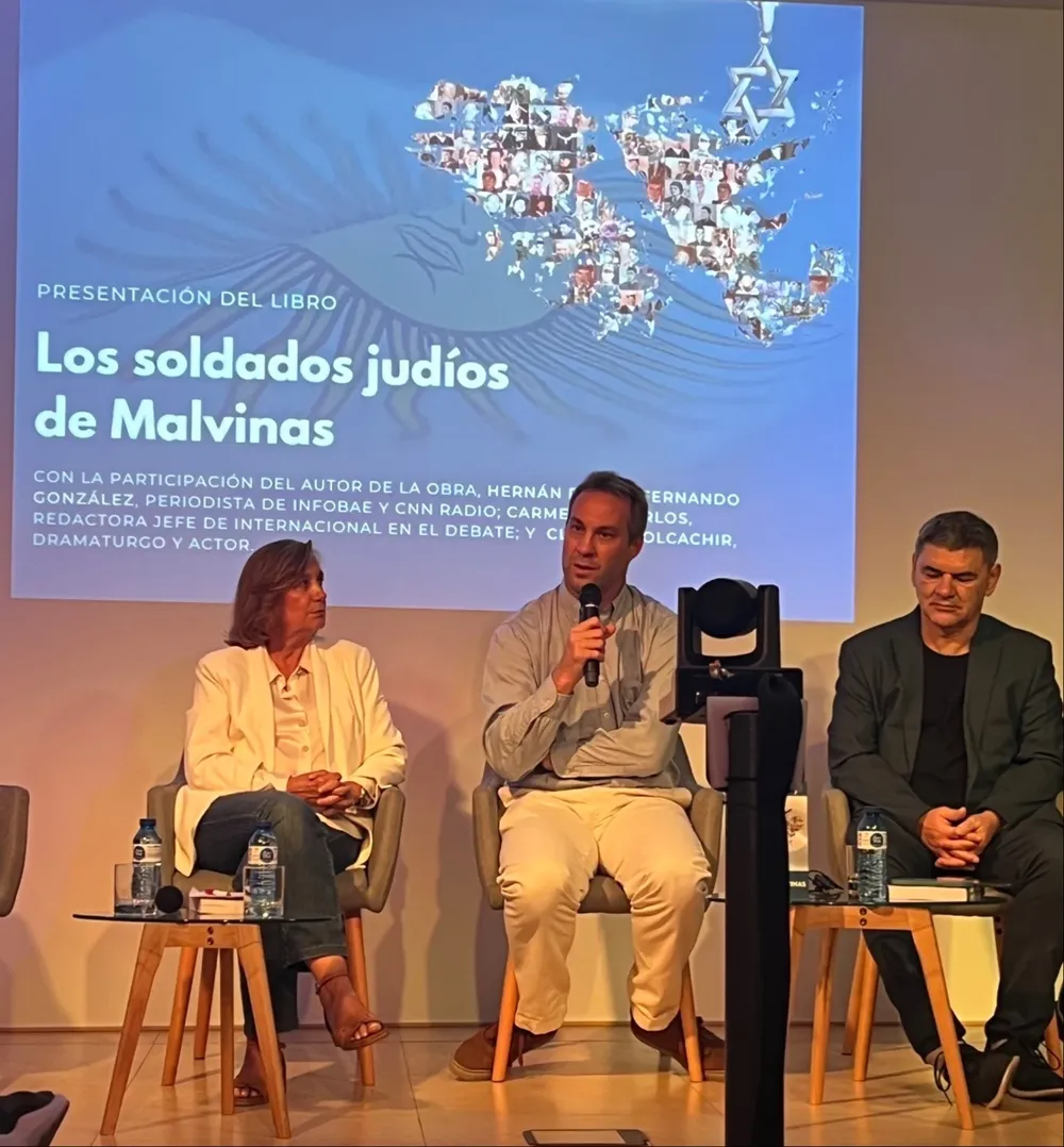 Hernán Dobry, el autor de “Los soldados judíos de Malvinas” junto a los periodistas Carmen de Carlos y Fernando Gonzalez.
