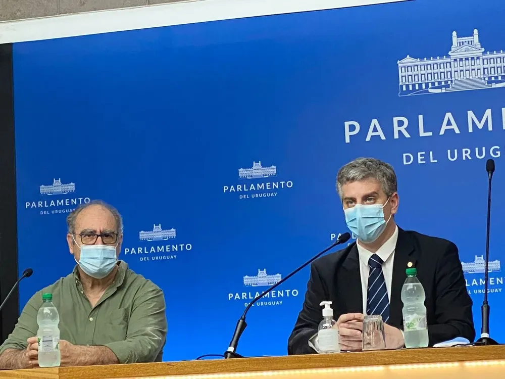 A la izquierda el frenteamplista Gustavo Olmos y a la derecha el diputado nacional Juan Martín Rodríguez