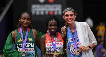 Tigst Assefa de Etiopía fue medalla de plata, Peres Jepchirchir de Kenia en el medio con el oro, y Julia Paternain de Uruguay con el bronce en la prueba de maratón femenina en el Mundial de atletismo de Tokio 2025