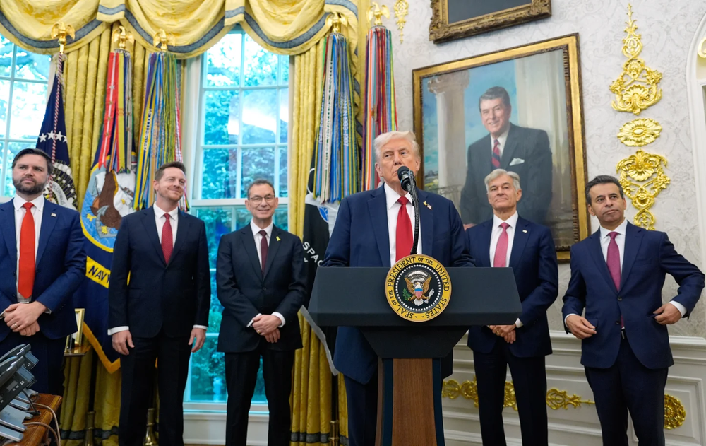 Donald Trump anuncia un acuerdo con Pfizer para reducir costos de medicamentos en EEUU, junto al CEO de Pfizer, Albert Bourla.&nbsp;