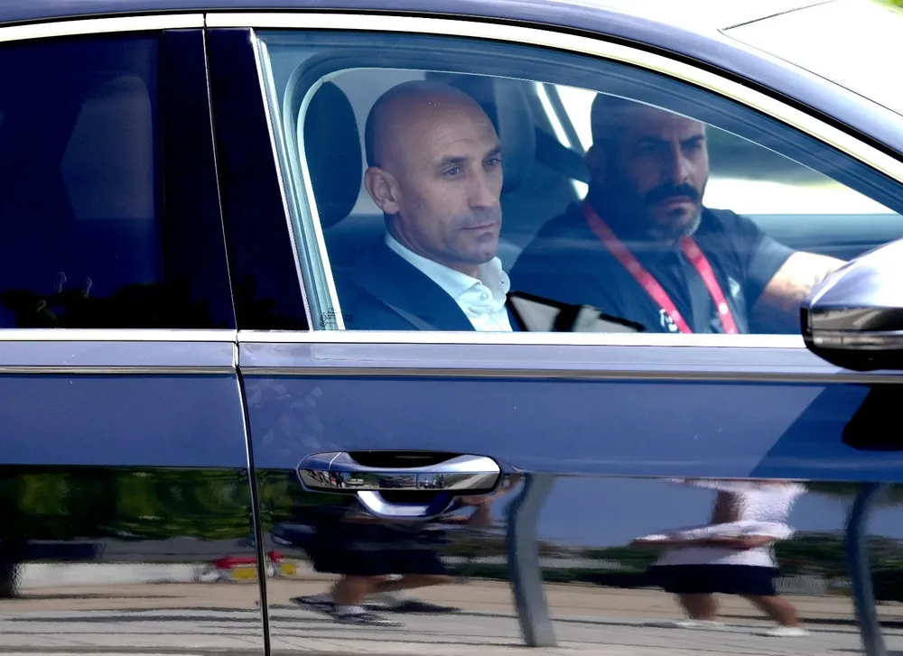 La RFEF le quita a Rubiales su auto oficial, su ordenador y su móvil