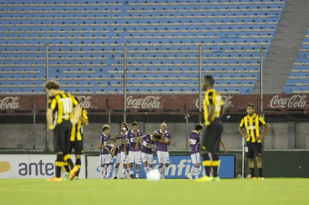 Ligüera celebra su gol con el resto de sus compañeros