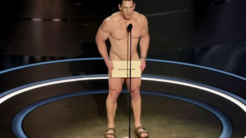 El exluchador y actor John Cena salió semidesnudo en plena ceremonia de los premios Oscar.