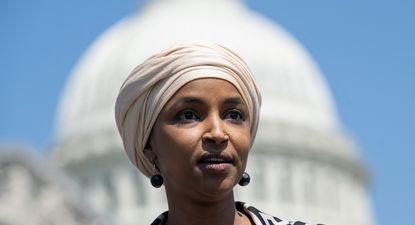 a semanas de las midterms, la congresista ilhan omar acusa a trump de intimidacion politica tras allanamiento a su casa