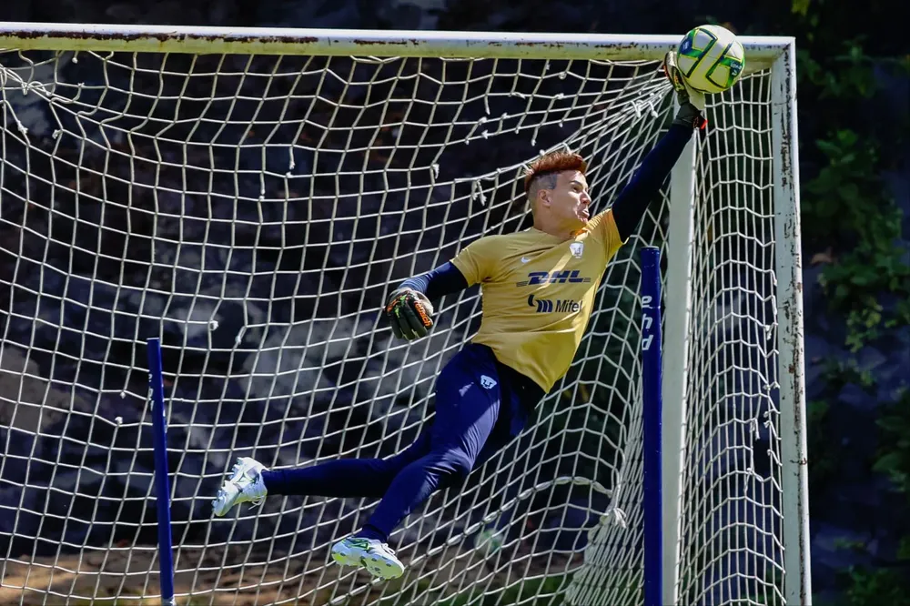 Sebastián Sosa en una práctica de los Pumas de la UNAM de México