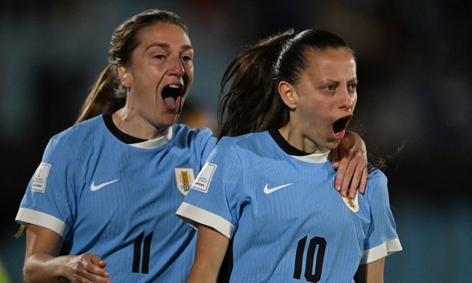 Sofía Oxandabarat y Belén Aquino celebran el segundo gol de Uruguay ante Argentina por Liga de Naciones