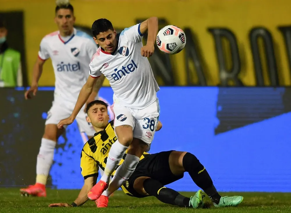 Camilo Cándido superando a Giovanni González