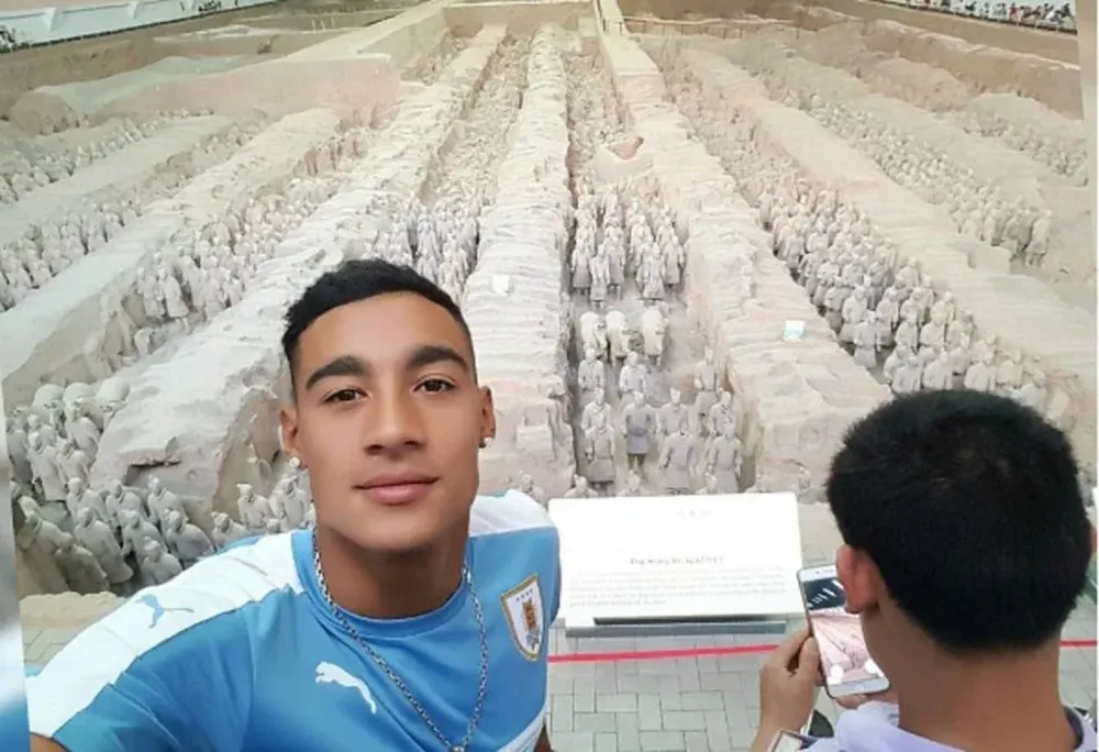 Benavidez junto a los Guerreros de Terracota