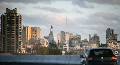 Vista de la ciudad de Montevideo desde el Puente de la Accesos de Montevideo.