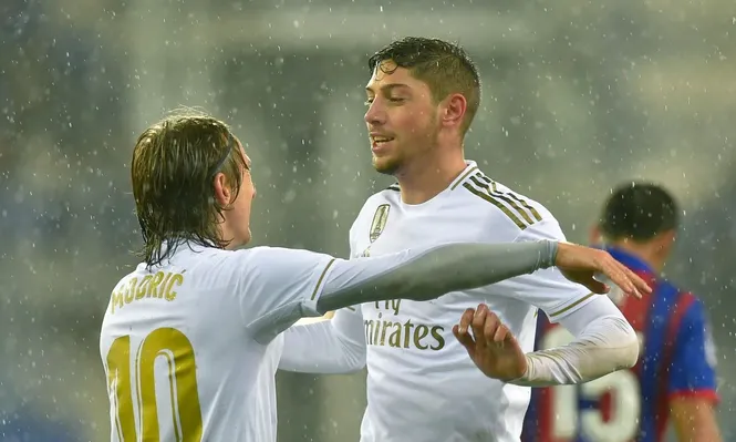 Luka Modric aplaudió a Valverde por sus goles en la práctica