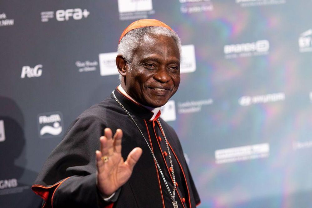 El cardenal Turkson es un hombre carismático y ampliamente conocido por sus colegas del colegio cardenalicio.