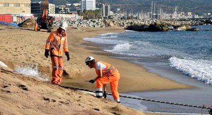 Los cables submarinos tienen el grosor de una manguera, para facilitar su despliegue y reparación.