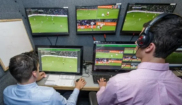 Una cabina de visionado de partidos para los jueces de video