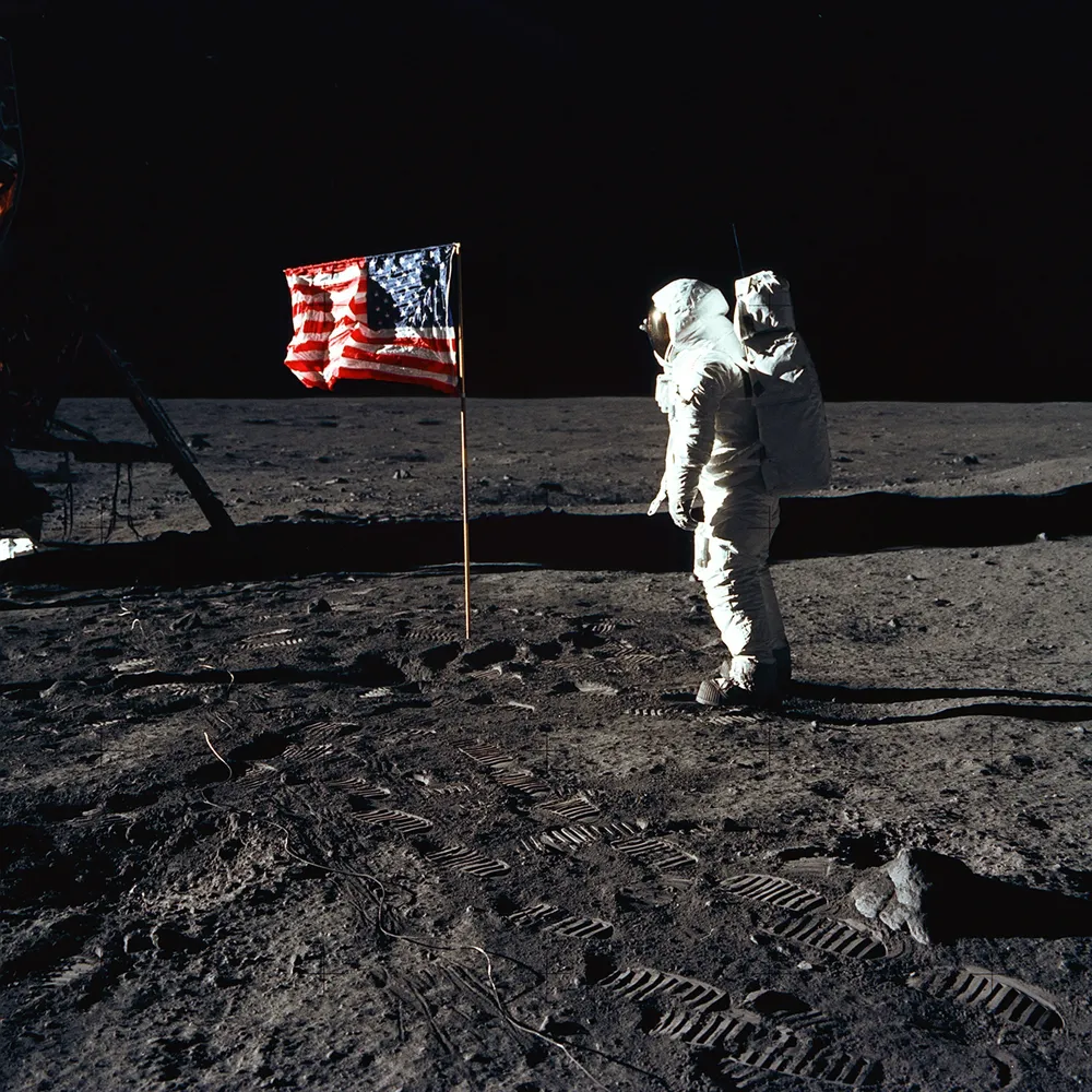 El astronauta Buzz rinde homenaje a la bandera estadounidense