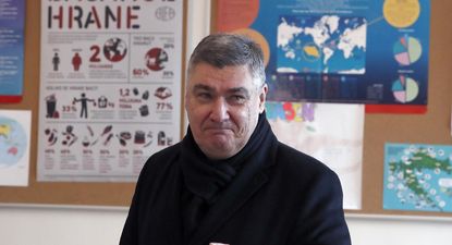 El presidente de Croacia, Zoran Milanovic, votando. EFE.
