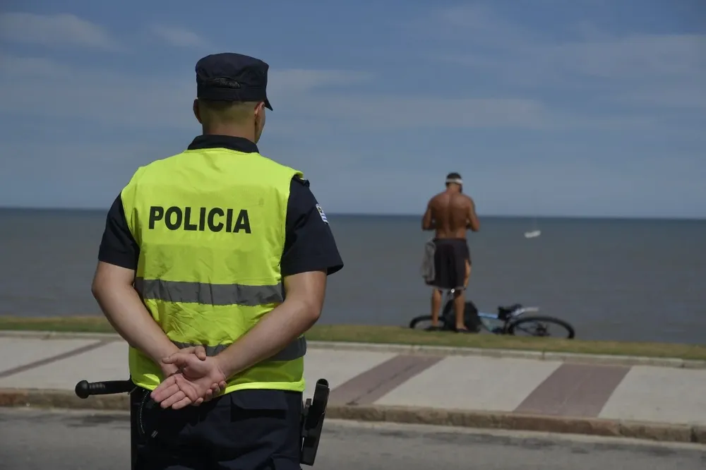 El cuerpo apareció en la Rambla de Montevideo.