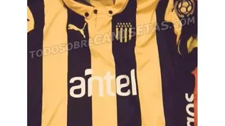 La camiseta de Forlán de cuello con botones