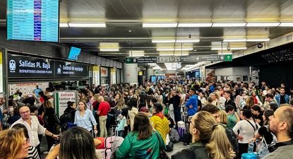 Desborde de pasajeros afectados por los problemas en los trenes.