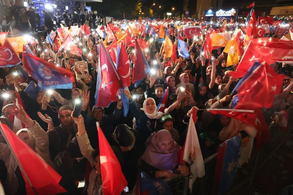Militantes del partido de Erdogan festejan en la madrugada los resultados electorales