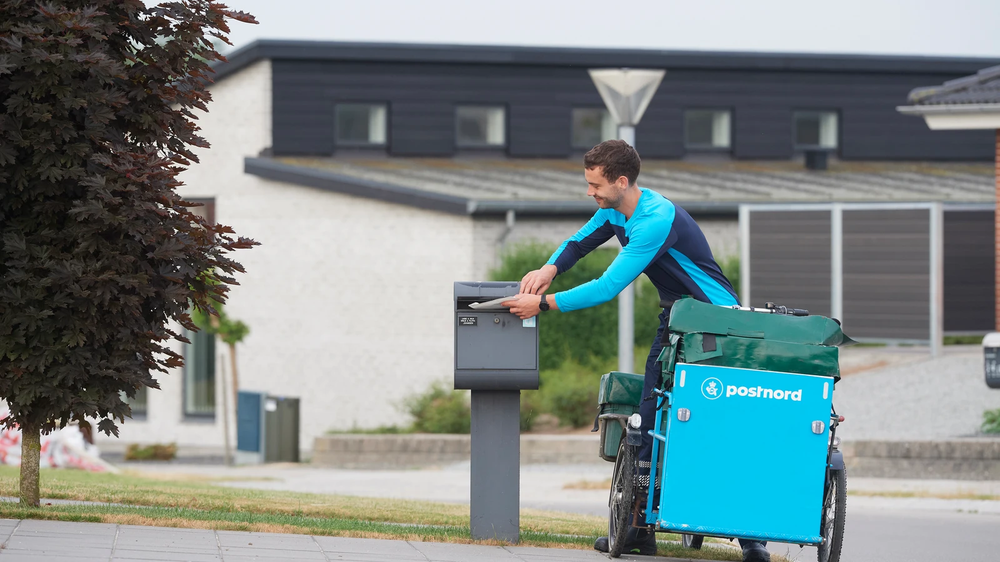 Empleado de PostNord reparte cartas y envíos. &nbsp;