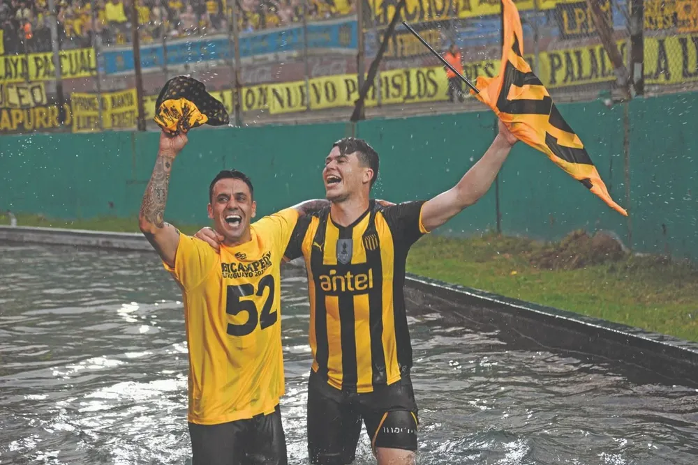 Carlos Rodríguez cuando fue campeón uruguayo con Peñarol, celebrando con el Lolo Estoyanoff