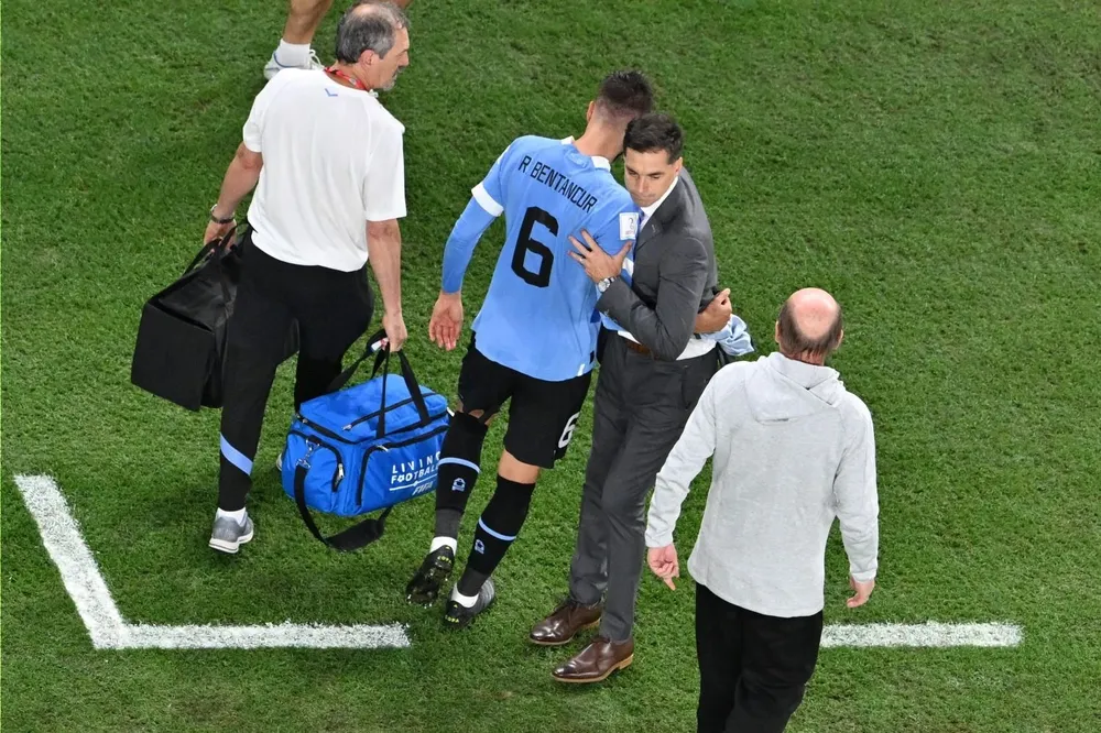 El entrenador Diego Alonso saluda a Rodrigo Bentancur cuando el mediocampista tuvo que salir