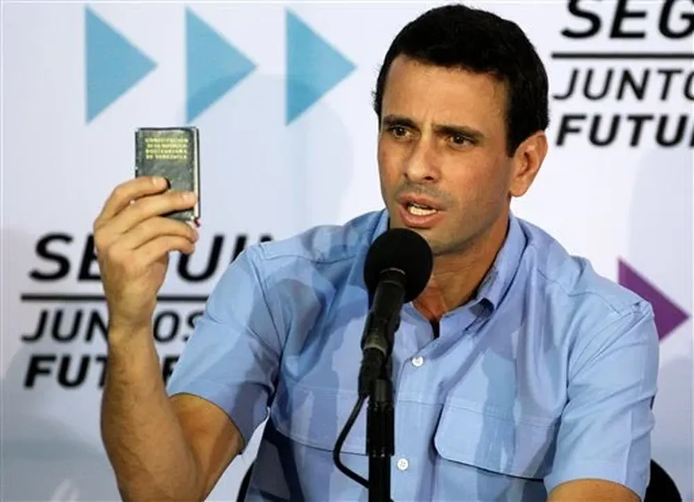 Capriles exhibe una copia de la Constitución venezolana
