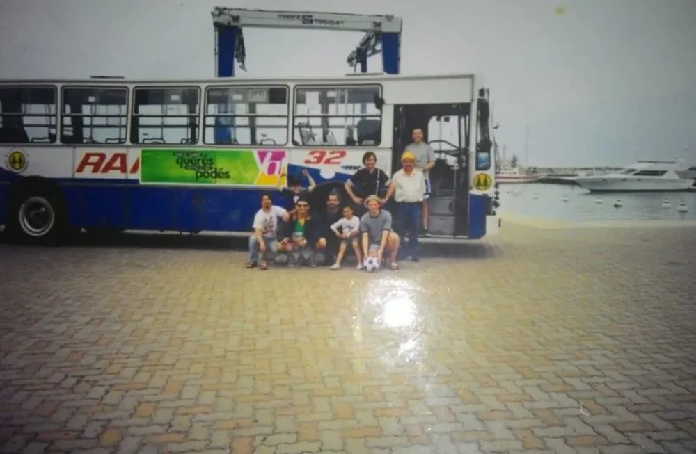 Sorhuet con familia y amigos en el puerto de Piriápolis, cuando los cooperativistas podían llevarse los coches.