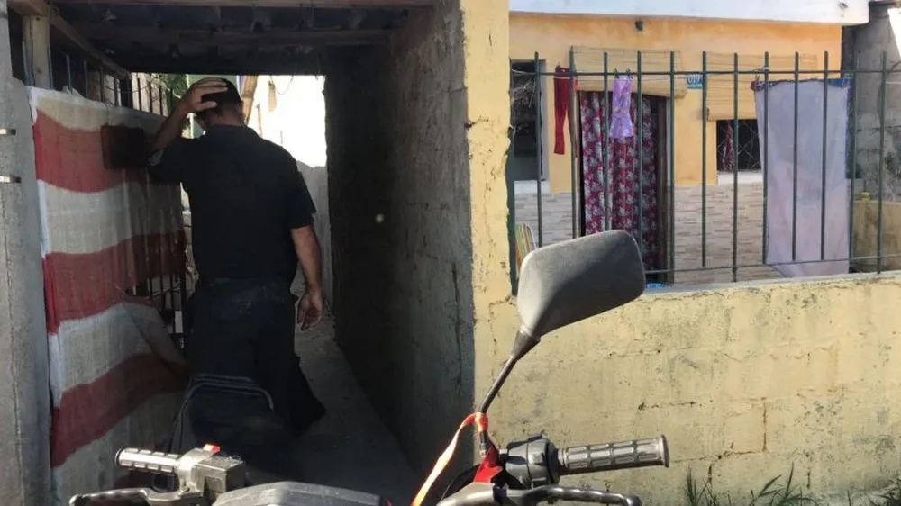 El pasillo en el que fue abordado por tres delincuentes el policía que realizaba una custodia por un caso de violencia doméstica.