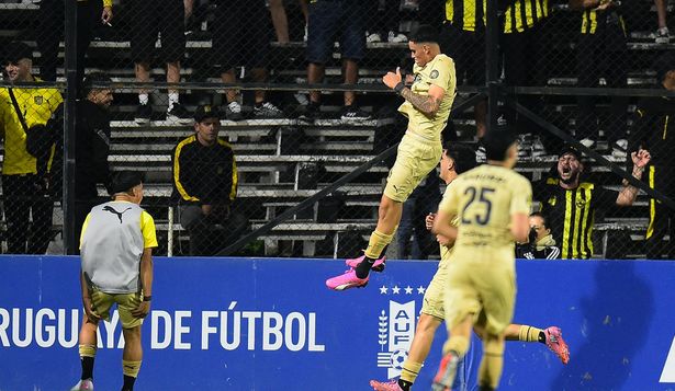 Brandon Álvarez celebra el gol de Peñarol contra Racing por los cuartos de la copa
