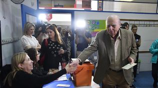 Julio María Sanguinetti votó al mediodía en el liceo Elbio Fernández