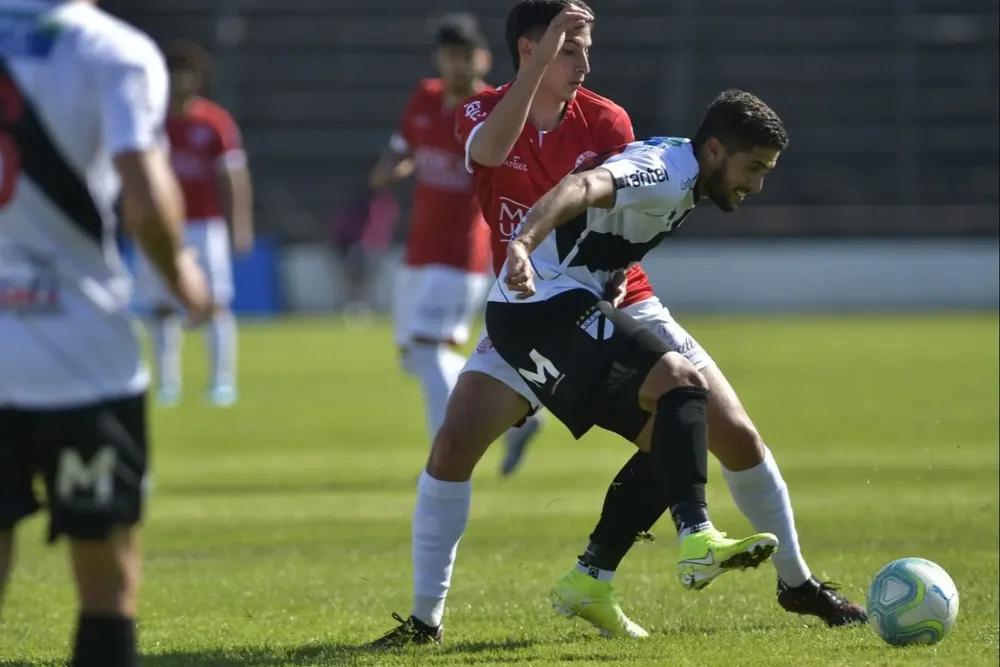 Nicolás Pierto aguanta a Ramiro Cristóbal
