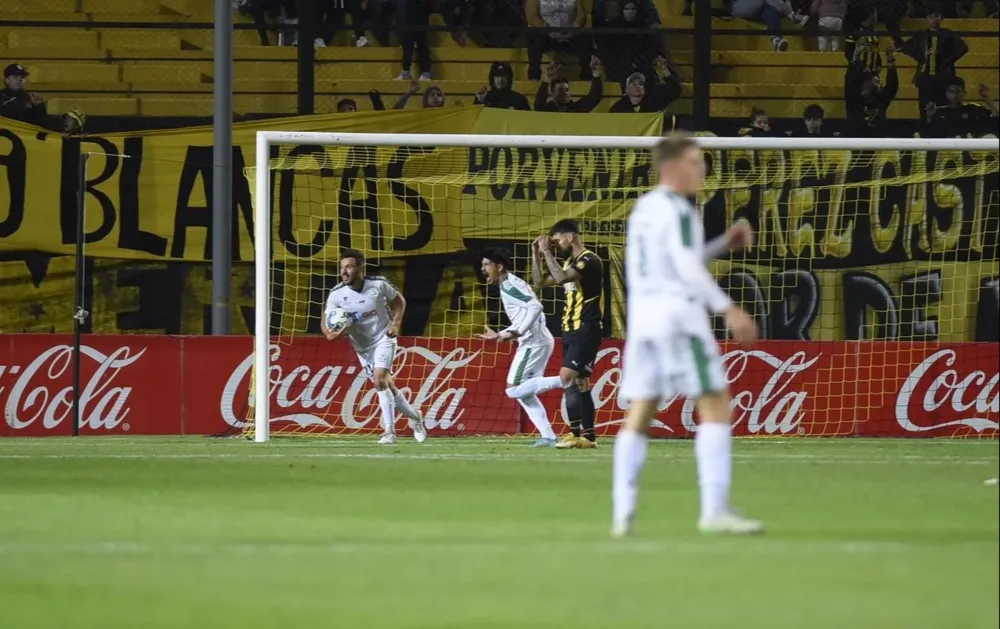 El festejo de Mederos en el Campeón del Siglo