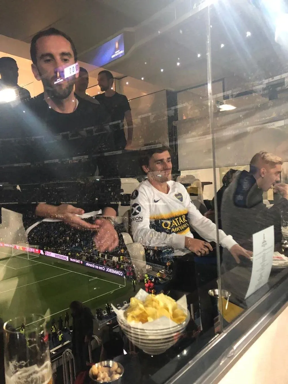 Antoine Griezmann, con la camiseta de Boca Juniors, en el Bernabéu