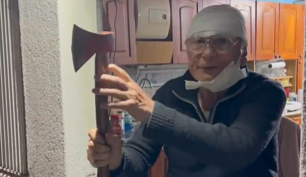 Hombre de 85 años atacado con un hacha
