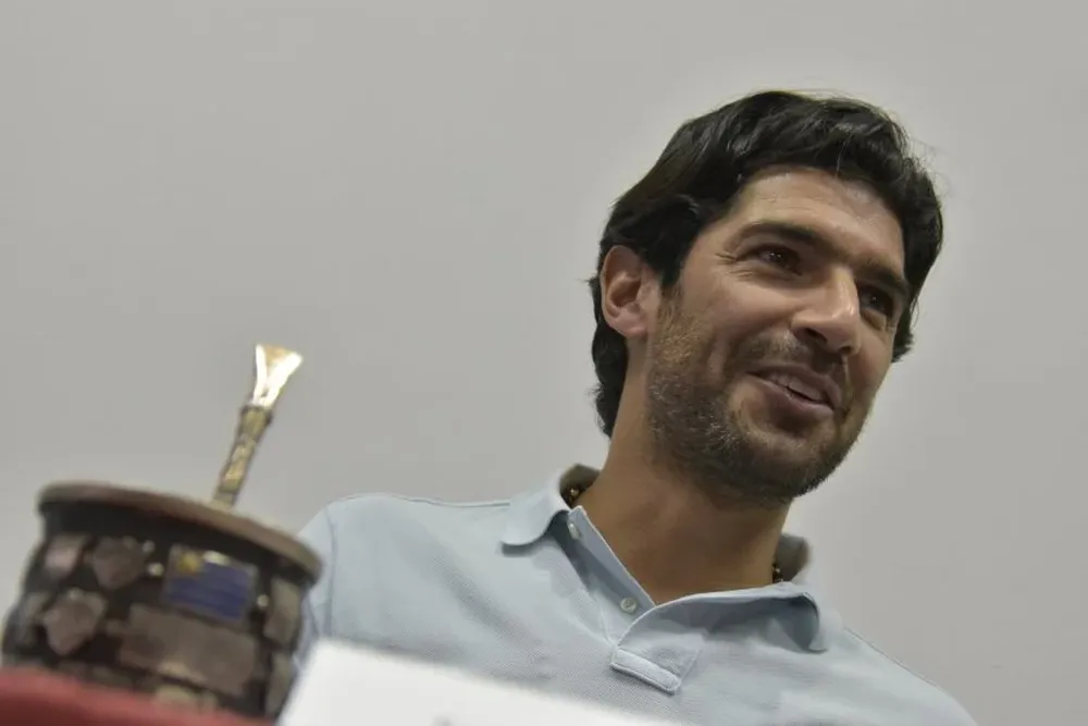 Sebastián Abreu a pura sonrisa, con el mate que evidencia los escudos que defendió