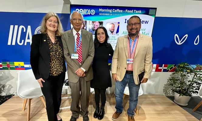 COP 29: Margaret Zeigler, Representante de IICA en Estados Unidos; Rattan Lal, profesor y científico de la Universidad Estatal de Ohio; Danielle Nierenberg, presidente de la organización Food Tank y José Abelardo Mai, Ministro de Agricultura y Seguridad Alimentaria de Belice.