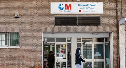 Una mujer con mascarilla en la puerta del centro de salud Martín de Vargas,