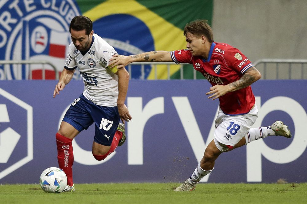 Everton Ribeiro de Bahia ante Jeremía Recoba de Nacional por Copa Libertadores Everton Ribeiro de Bahia ante Jeremía Recoba de Nacional por Copa Libertadores