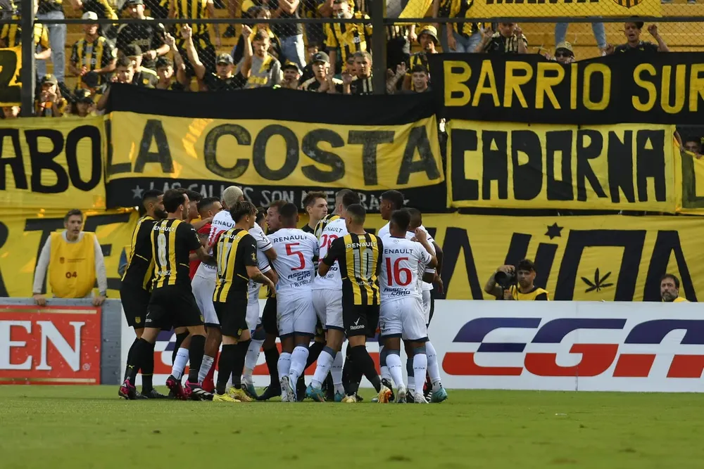 Así terminó el empujón de Leo Coelho a Gastón Pereiro en el primer tiempo