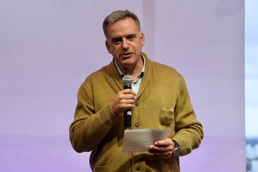 Yamandú Orsi en el evento Smart Cities de El Observador