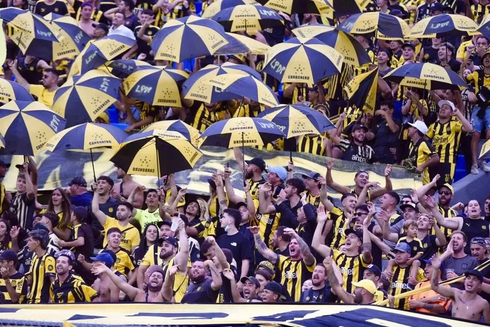 La hinchada de Peñarol el sábado, antes de la lluvia