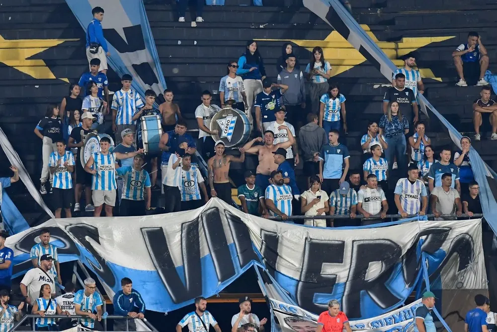 Hinchas de Cerro en el Campeón del Siglo